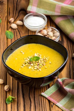 Bitkisel krem mercimek çorbası, kabak, Antep fıstığı ve nane