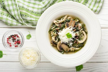 Ispanak, tavuk, pilav, mantar ve beyaz che ile sağlıklı çorba