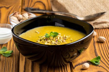 Bitkisel krem mercimek çorbası, kabak, Antep fıstığı ve nane