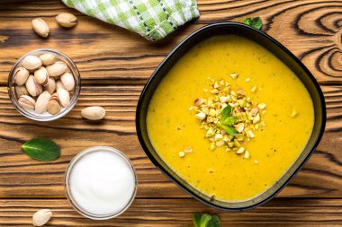 Bitkisel krem mercimek çorbası, kabak, Antep fıstığı ve nane