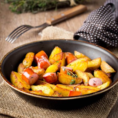 Kızarmış patates kızartma sosis ile Kaydır, tatsy, ev yapımı, sade