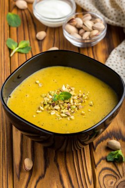 Bitkisel krem mercimek çorbası, kabak, Antep fıstığı ve nane