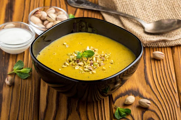 Soupe de lentilles à la crème de légumes, citrouille, pistache et menthe — Photo