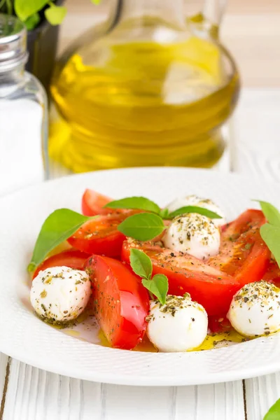 Italienischer Salat mit frischen Tomaten Caprese, Mozzarella und Basilikum — Stockfoto