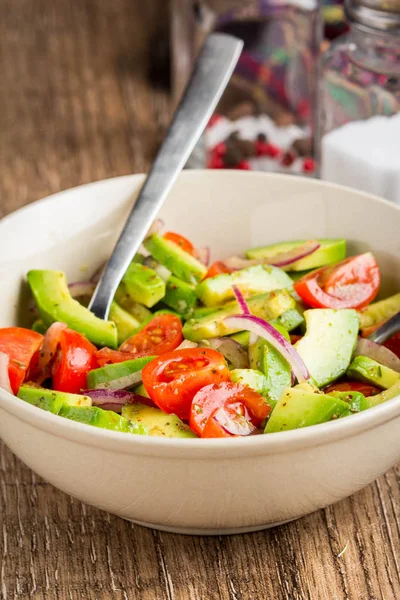 Salada com abacate, tomate, cebola vermelha, aperitivo saboroso, traditio — Fotografia de Stock