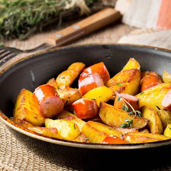 Fried potatoes with sausage in frying pan, tatsy, homemade, simp — Stock Photo, Image