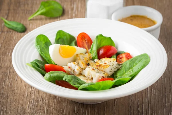 Salad with spinach, white fish, cod, seabass, dorado,  cherry to — Stock Photo, Image