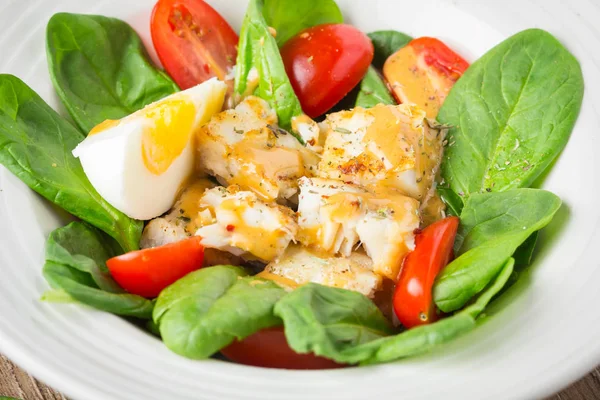 Salad with spinach, white fish, cod, seabass, dorado,  cherry to — Stock Photo, Image