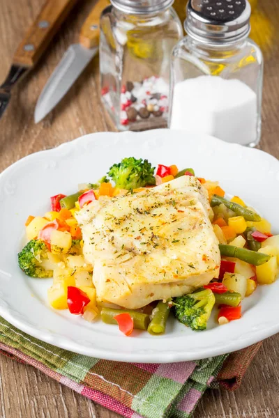 White fish fillet with vegetable stew, cod, sea bass, tilapia, p — Stock Photo, Image