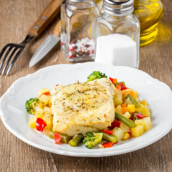 White fish fillet with vegetable stew, cod, sea bass, tilapia, p — Stock Photo, Image