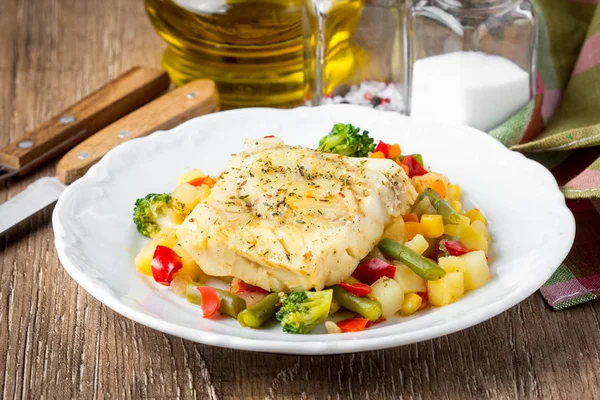 White fish fillet with vegetable stew, cod, sea bass, tilapia, p — Stock Photo, Image