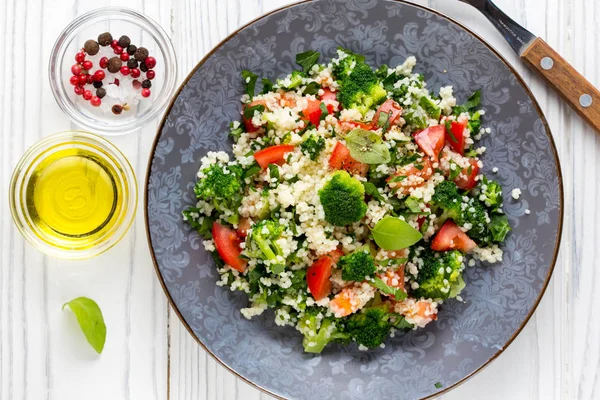 Salad with couscous, tomatoes, broccoli, tabbouleh — Stock Photo, Image