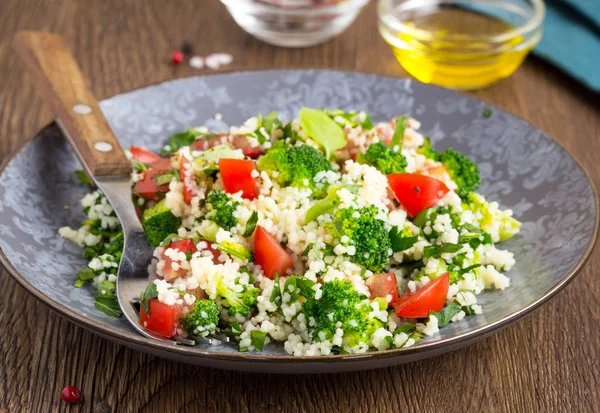 Salad with couscous, tomatoes, broccoli, tabbouleh — Stock Photo, Image
