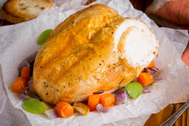 Fırında tavuk göğsü cilt ve sebze ile 