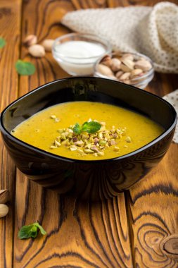 Bitkisel krem mercimek çorbası, kabak, Antep fıstığı ve nane