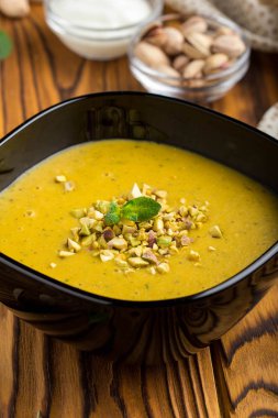 Bitkisel krem mercimek çorbası, kabak, Antep fıstığı ve nane