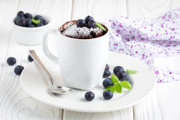 Schokoladenkuchen im Becher mit Blaubeere und Puderzucker — Stockfoto