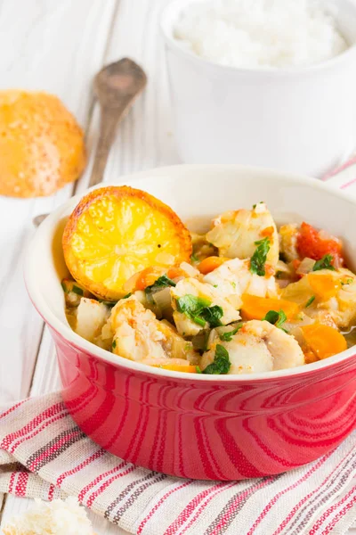 Guiso de pescado con verduras y arroz, deliciosa cena saludable —  Fotos de Stock