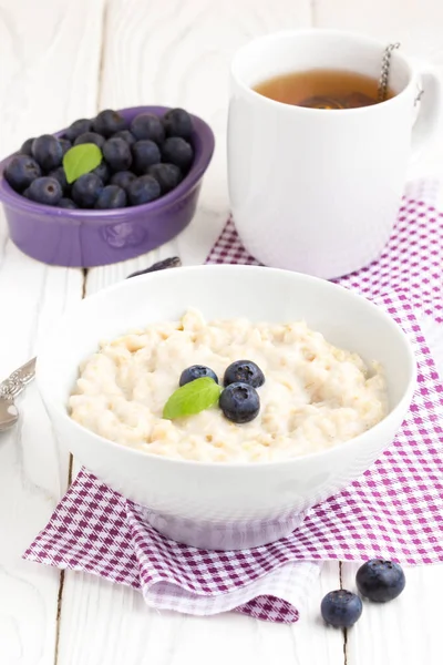 Porridge di farina d'avena con mirtilli, colazione gustosa e sana — Foto Stock