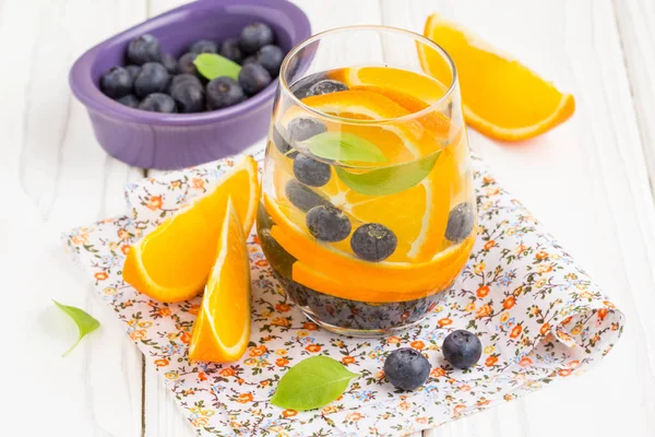 Water met sinaasappel en bosbes, zomer gezonde frisdrank — Stockfoto