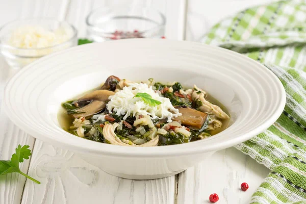 Здоровый суп со шпинатом, курицей, рисом, грибами и фета че — стоковое фото