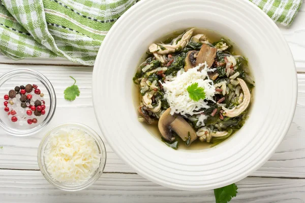 Healthy soup with spinach, chicken, rice, mushrooms and feta che — Stock Photo, Image