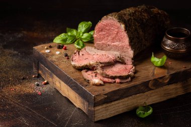 Kesme tahtasında dilimlenmiş baharatlı biftek, nefis.