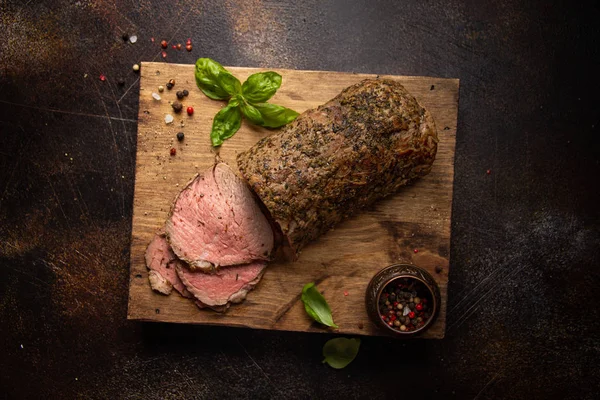 Carne asada jugosa con especias rebanadas en una tabla de cortar, deliciou —  Fotos de Stock