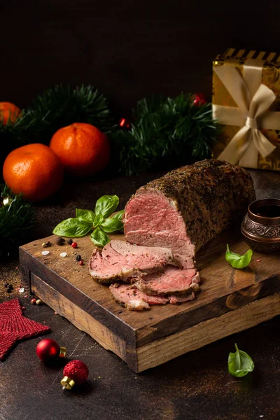 Juicy roast beef with spices sliced on cutting Board, delicious — Stock Photo, Image