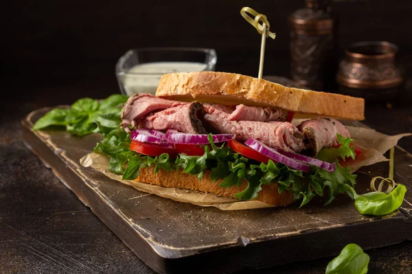 Rostbiffsmörgås med tomat, lök, sallad och senapssås — Stockfoto