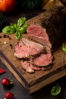 Kesme tahtasına baharatlı sulu biftek. Lezzetli. 