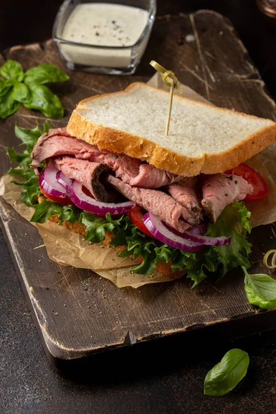 Rostbiffsmörgås med tomat, lök, sallad och senapssås — Stockfoto