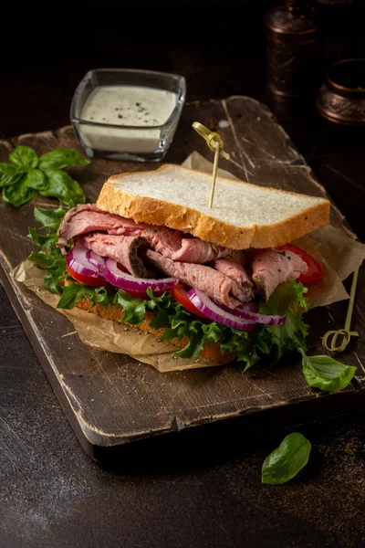 Rostbiffsmörgås med tomat, lök, sallad och senapssås — Stockfoto