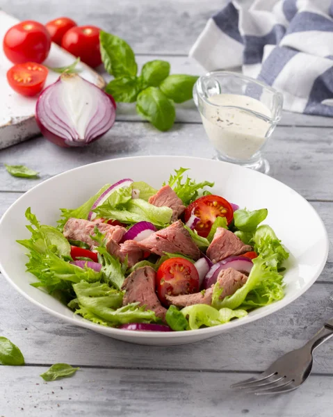 Salade met rosbief, tomaat, ui, sla en mosterdsaus — Stockfoto