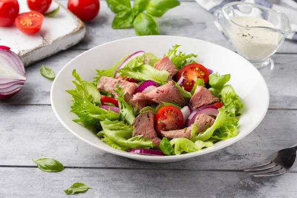 Sallad med rostbiff, tomat, lök, sallad och senapssås — Stockfoto