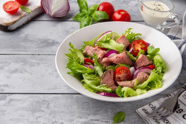 Insalata con arrosto di manzo, pomodoro, cipolla, lattuga e senape — Foto Stock