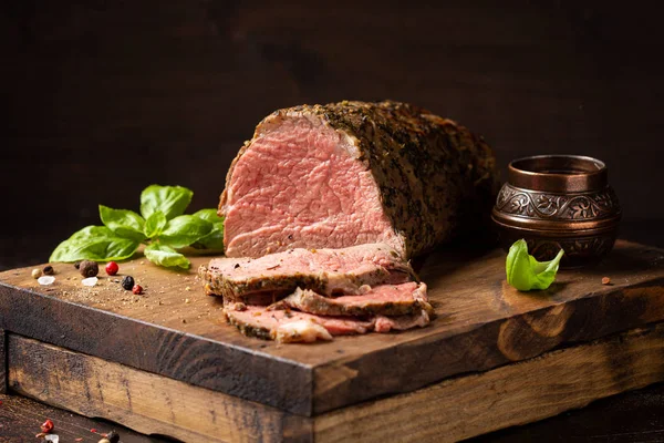 Carne asada jugosa con especias rebanadas en una tabla de cortar, deliciou —  Fotos de Stock