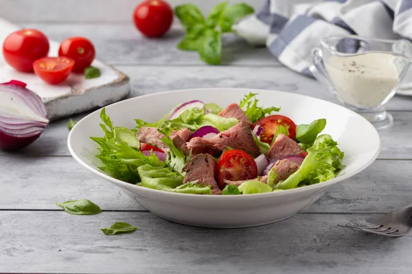 Salade met rosbief, tomaat, ui, sla en mosterdsaus — Stockfoto