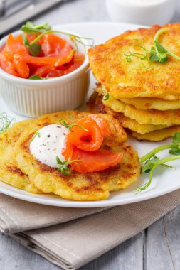 Somon ve ekşi kremalı kızarmış patates gözlemesi, börek, rosto.