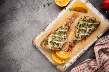 Maydanozlu ızgara balık (levrek, levrek, kırmızı balık).