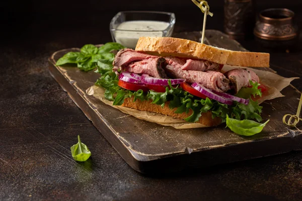 Rostbiffsmörgås med tomat, lök, sallad och senapssås — Stockfoto