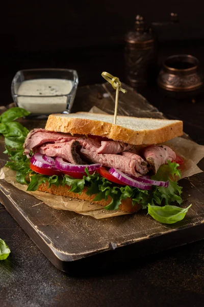 Rostbiffsmörgås med tomat, lök, sallad och senapssås — Stockfoto