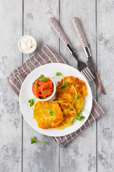 Fried potato pancakes with salmon and sour cream, fritter, roest — Stock Photo, Image