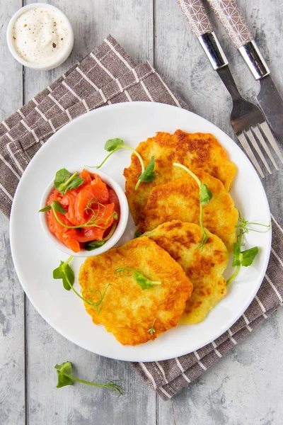Fried potato pancakes with salmon and sour cream, fritter, roest — Stock Photo, Image