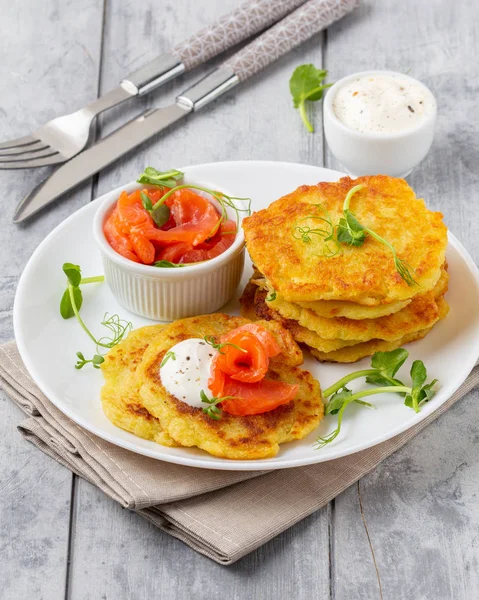 Fried potato pancakes with salmon and sour cream, fritter, roest — Stock Photo, Image