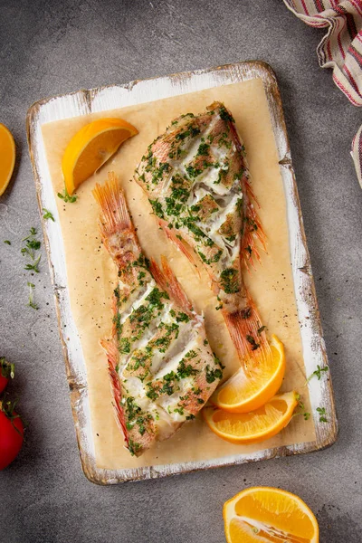 Grilled whole fish (perch, sea bass, redfish) with parsley and l — Stock Photo, Image