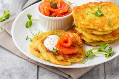 Somon ve ekşi kremalı kızarmış patates gözlemesi, börek, rosto.