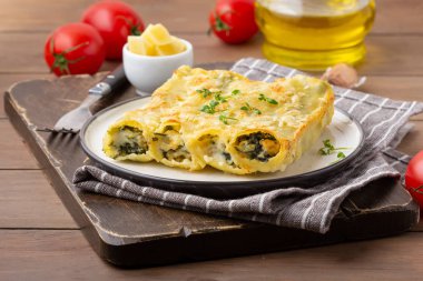 İtalyan usulü makarna, ricotta ve ıspanak. Geleneksel, lezzetli, peynirli yemek.