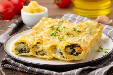 İtalyan usulü makarna, ricotta ve ıspanak, geleneksel d