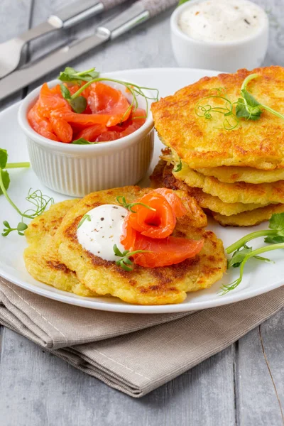 Panqueques de patata fritos con salmón y crema agria, buñuelo, roest — Foto de Stock